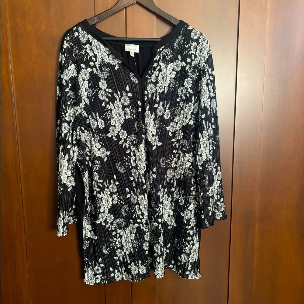 Comfy black and white rose blouse